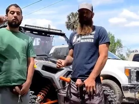 2 daddies smoking & pissing with